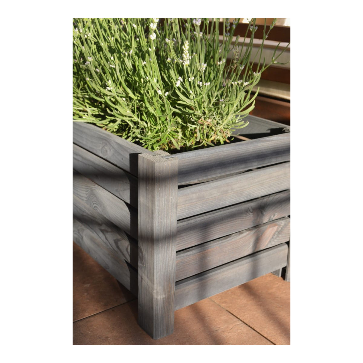 Vyvýšený drevený kvetináč v tmavo sivej farbe