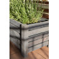 Vyvýšený drevený kvetináč v tmavo sivej farbe