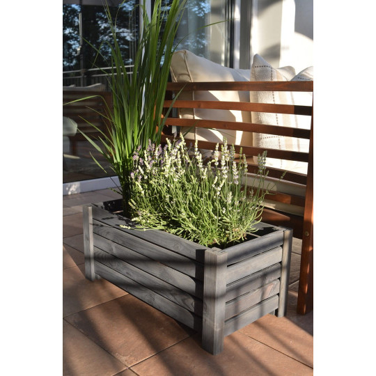 Vyvýšený drevený kvetináč v tmavo sivej farbe
