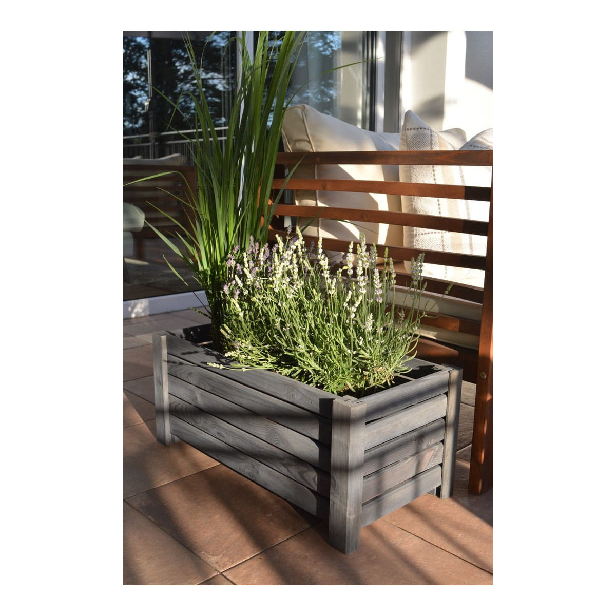 Vyvýšený drevený kvetináč v tmavo sivej farbe