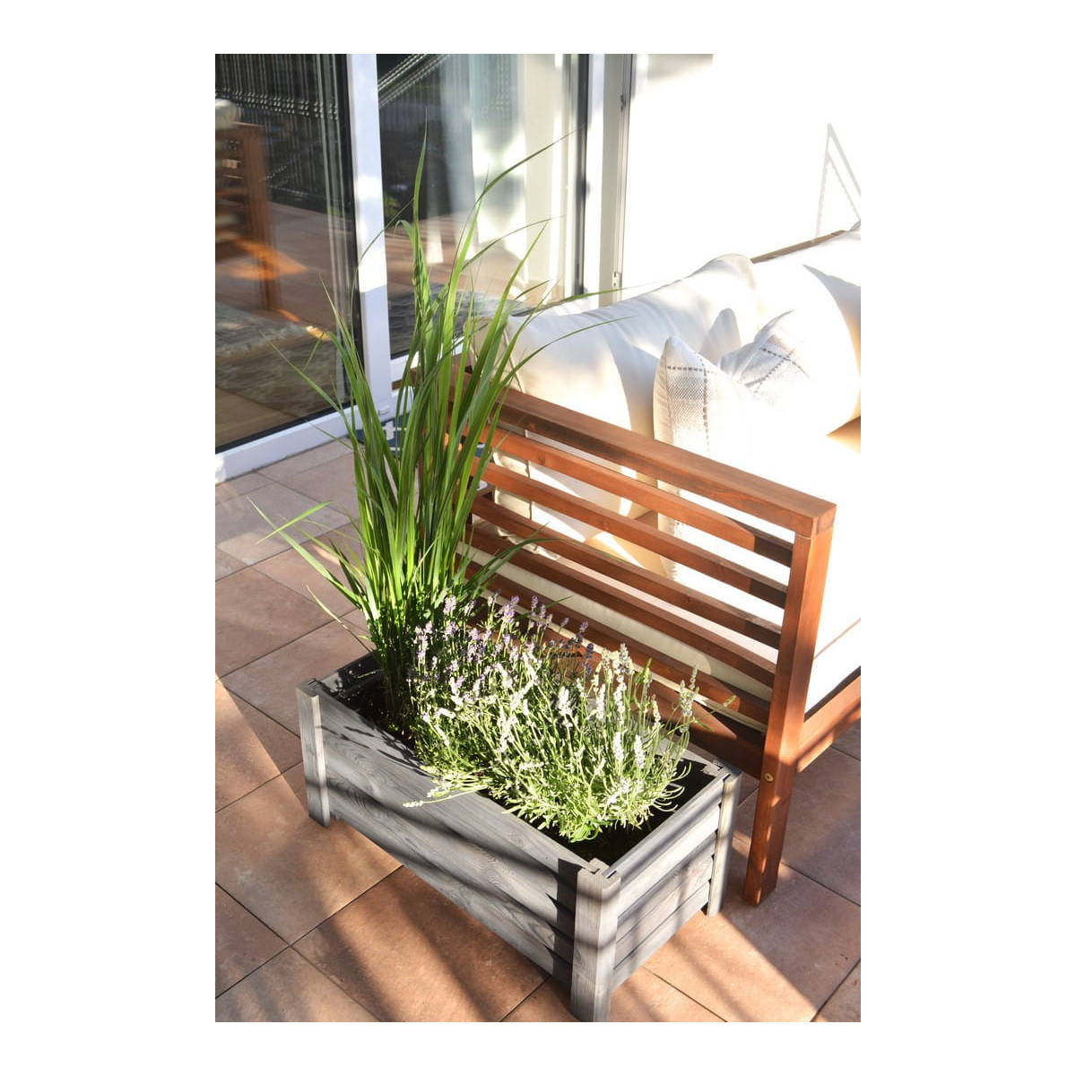 Vyvýšený drevený kvetináč v tmavo sivej farbe