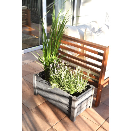 Vyvýšený drevený kvetináč v tmavo sivej farbe