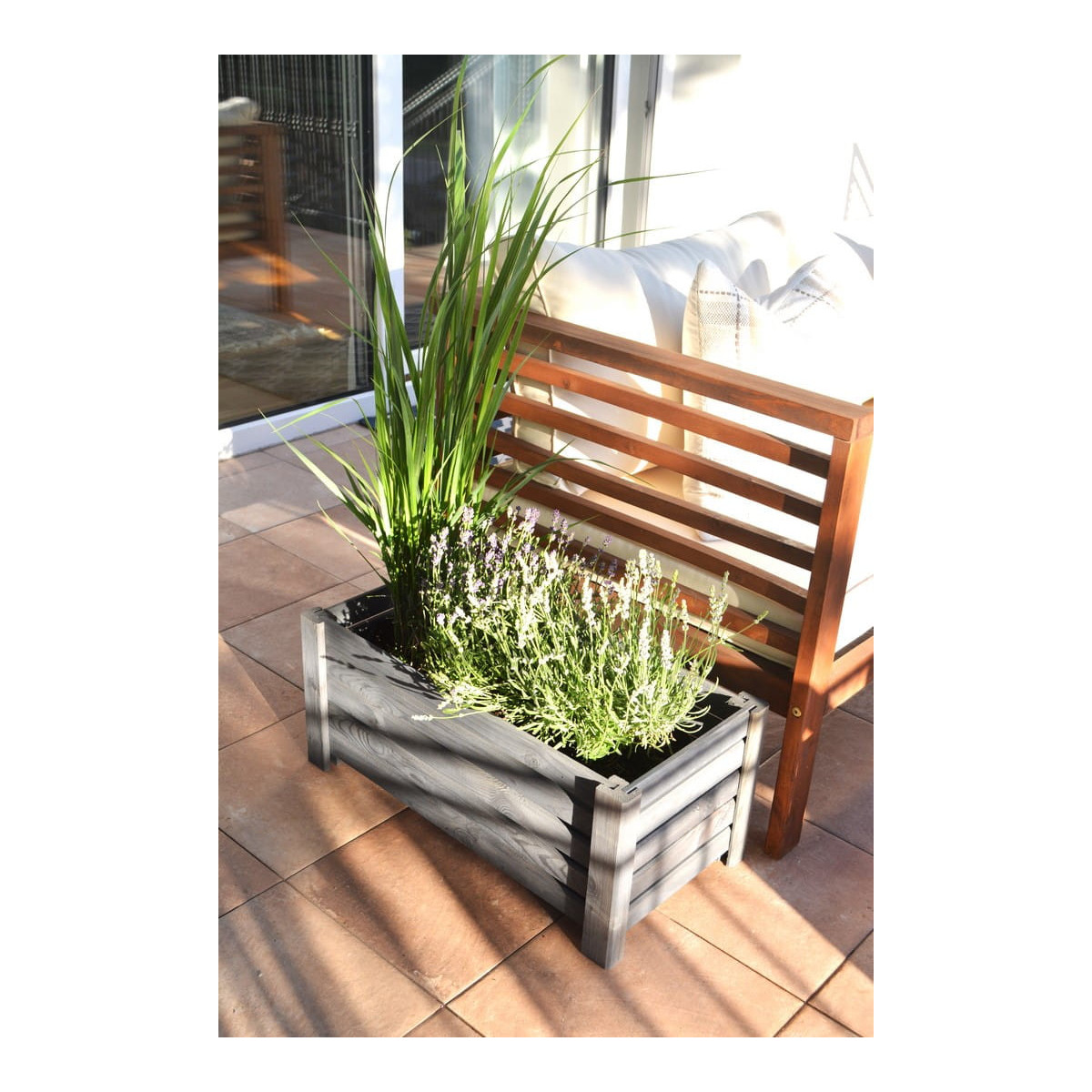 Vyvýšený drevený kvetináč v tmavo sivej farbe