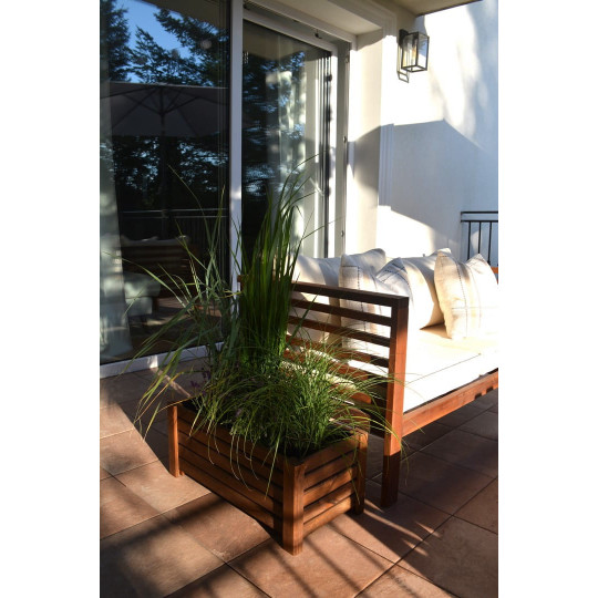 Masivă jardiniere din lemn de culoare marron.