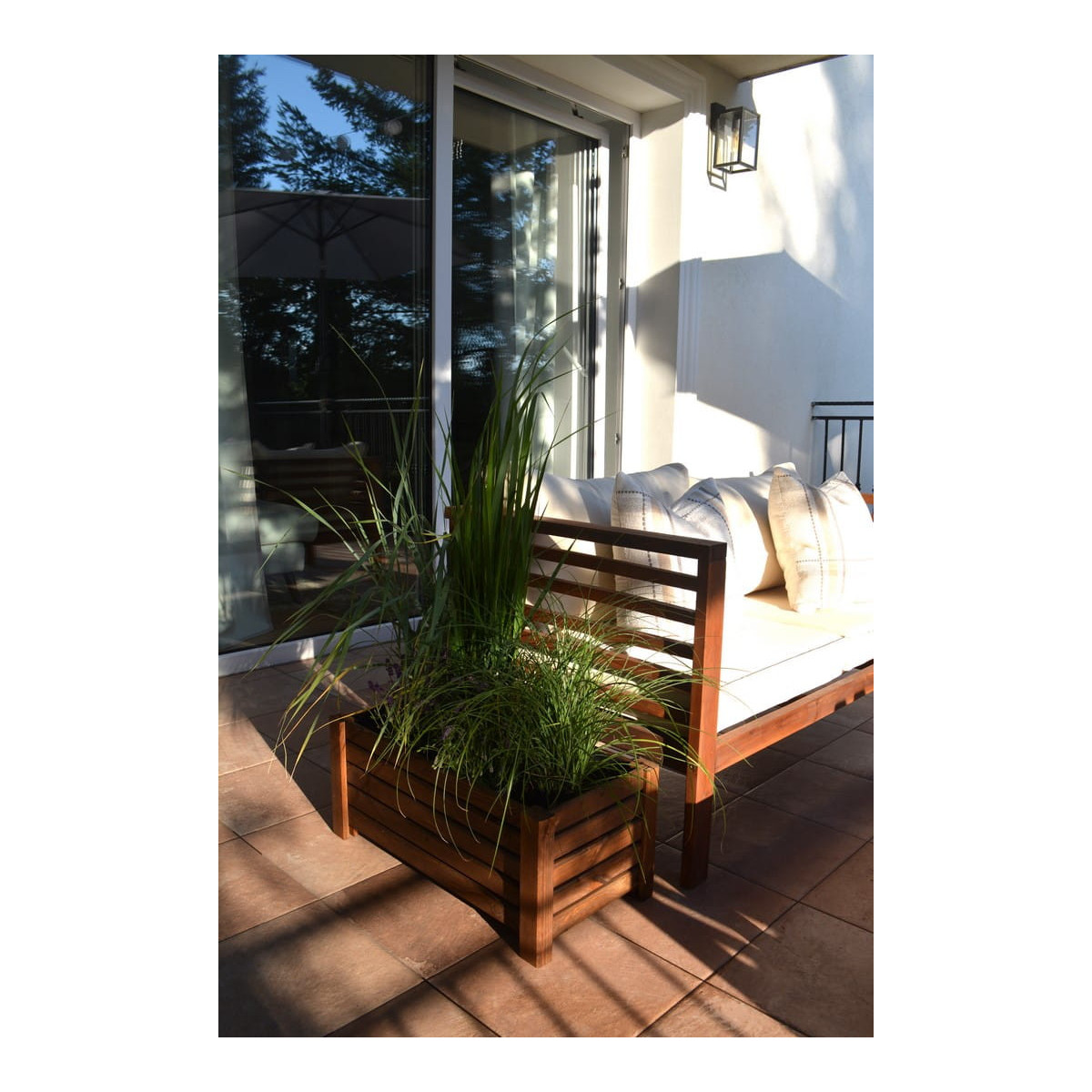 Masivă jardiniere din lemn de culoare marron.