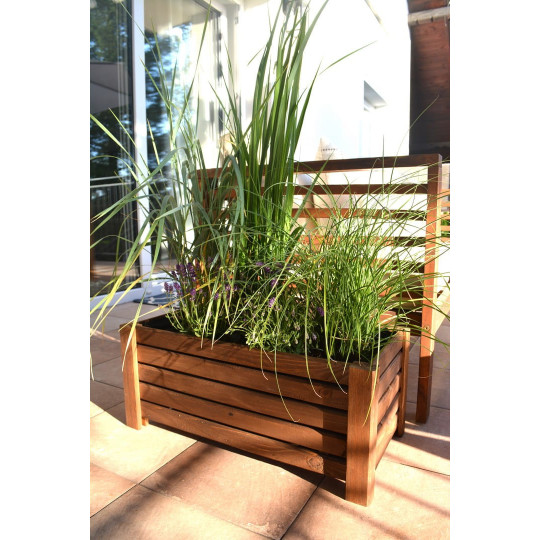 Masivă jardiniere din lemn de culoare marron.