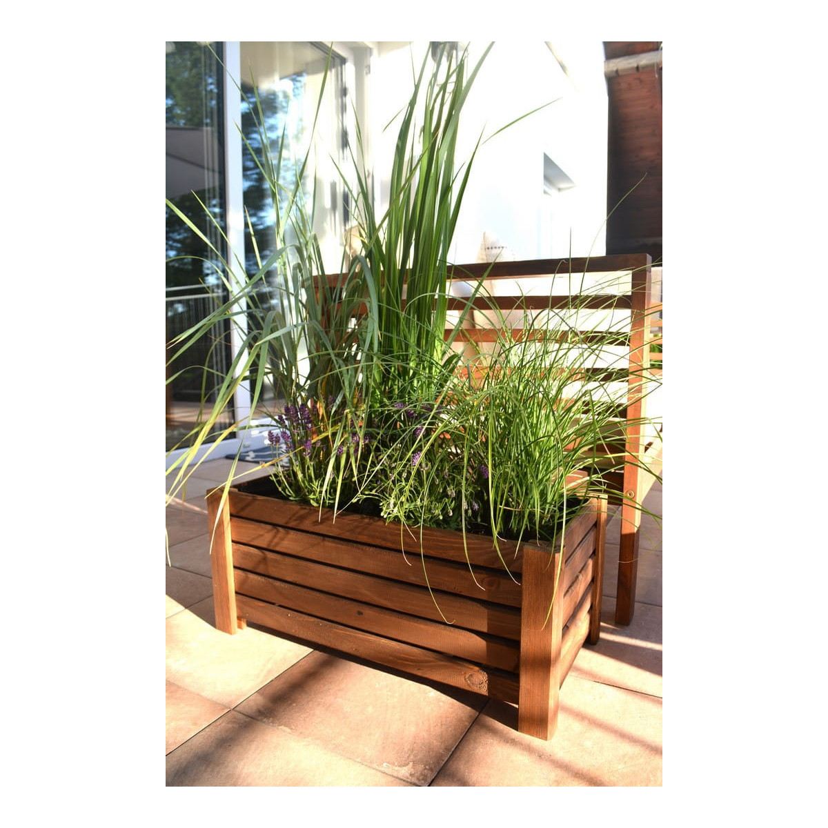 Masivă jardiniere din lemn de culoare marron.