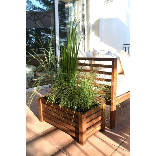 Masivă jardiniere din lemn de culoare marron.