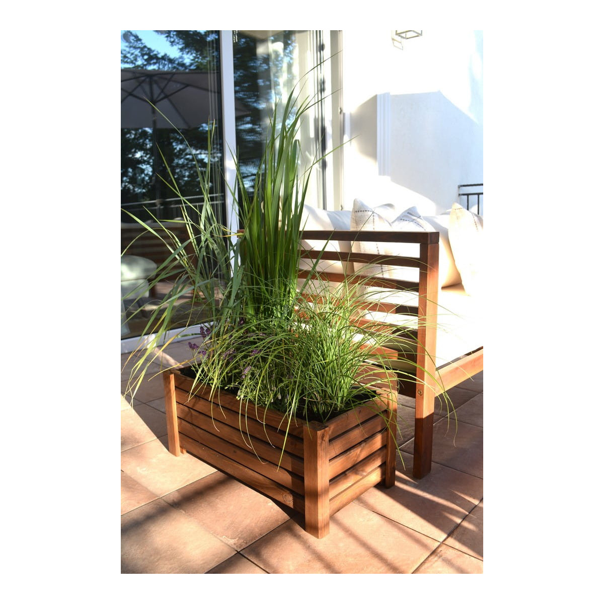 Masivă jardiniere din lemn de culoare marron.