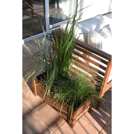 Masivă jardiniere din lemn de culoare marron.