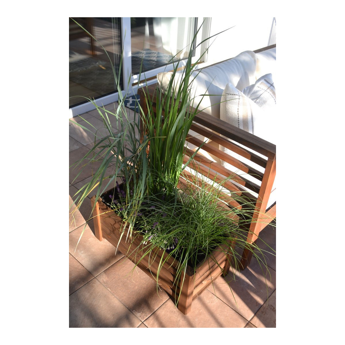 Masivă jardiniere din lemn de culoare marron.