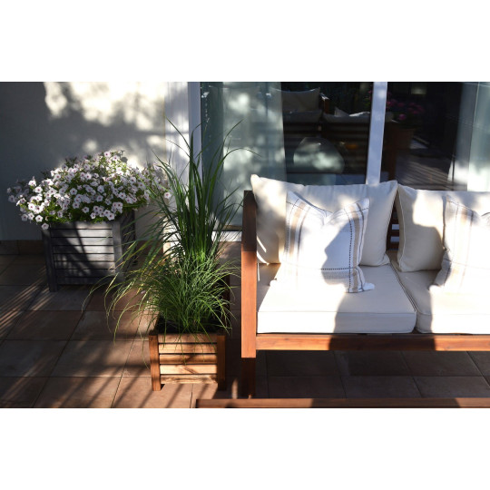 Masivă jardiniere din lemn de culoare marron.