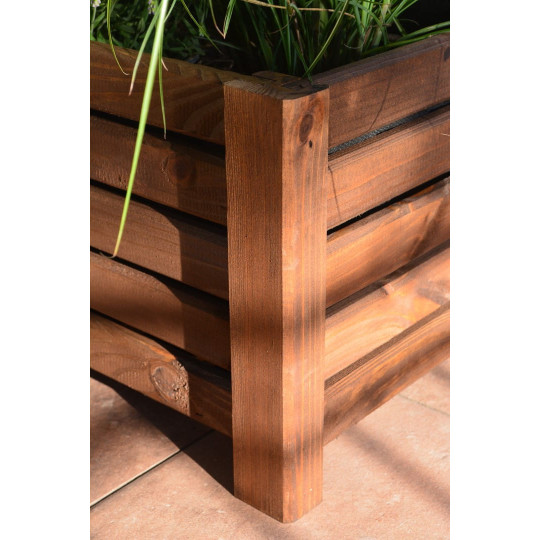 Masivă jardiniere din lemn de culoare marron.