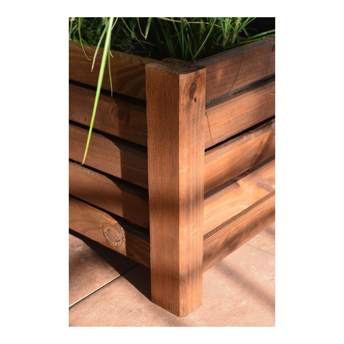 Masivă jardiniere din lemn de culoare marron.