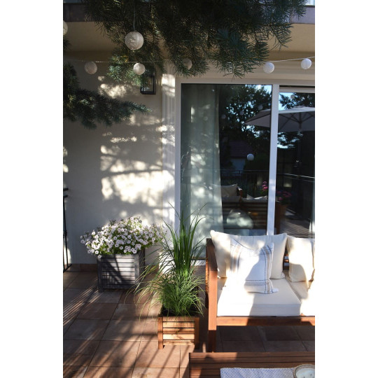 Masivă jardiniere din lemn de culoare marron.