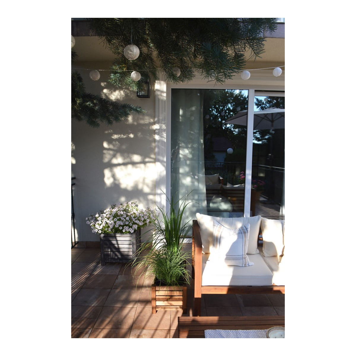 Masivă jardiniere din lemn de culoare marron.