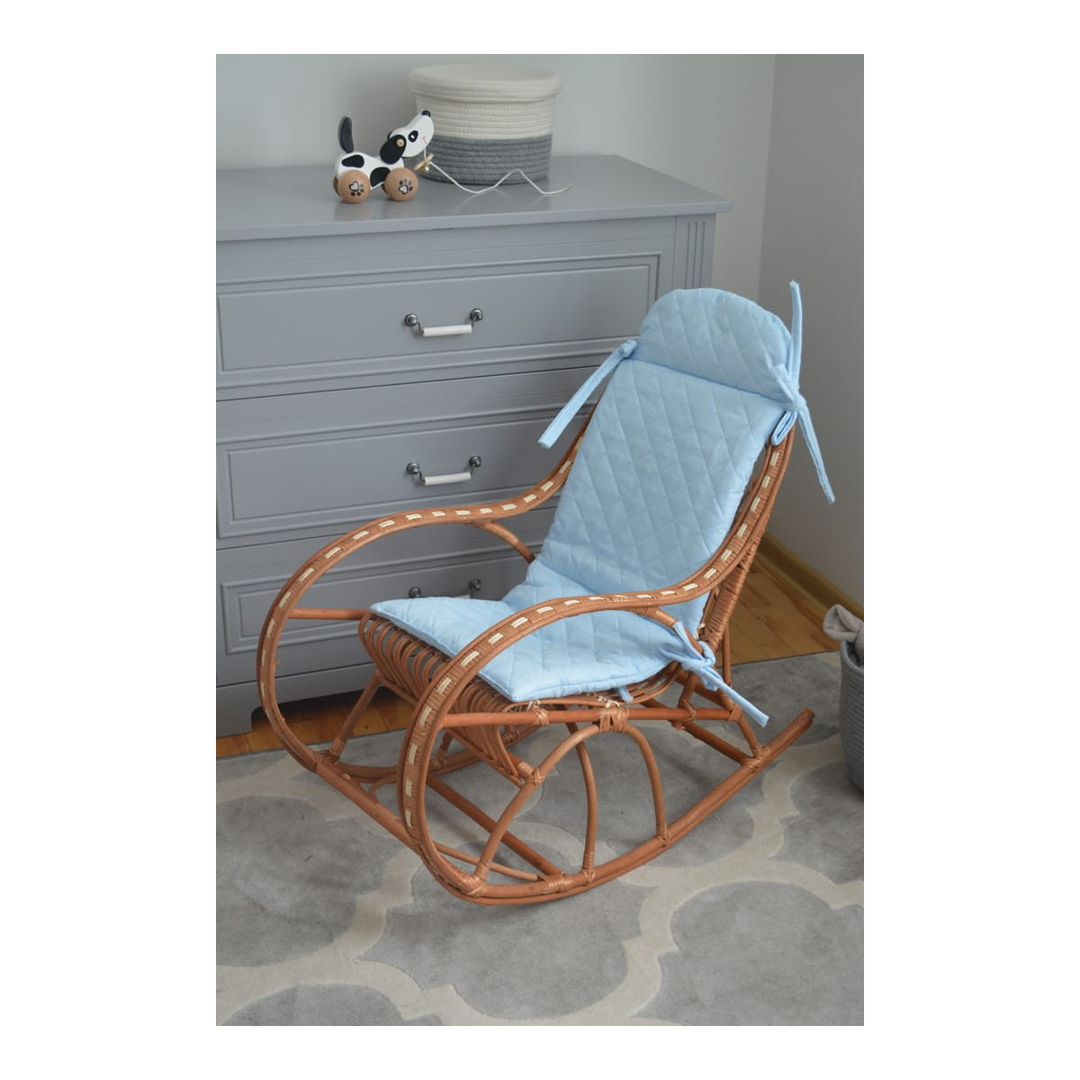 Scaun suspendat din rattan natural cu perna albastră