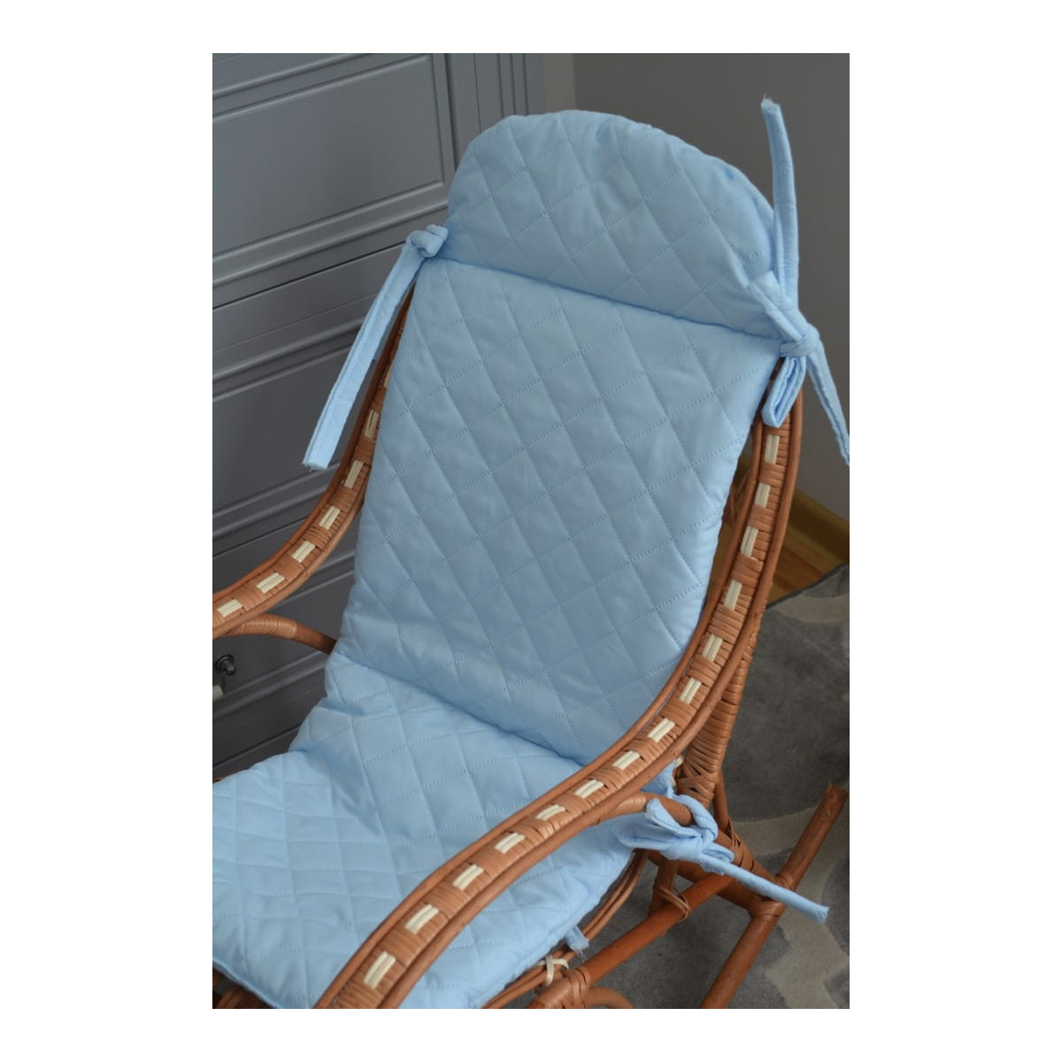 Scaun suspendat din rattan natural cu perna albastră