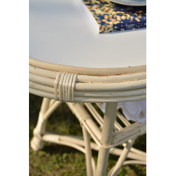 Meseș oval din nuanța de cafea cu blat alb.