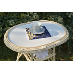 Meseș oval din nuanța de cafea cu blat alb.