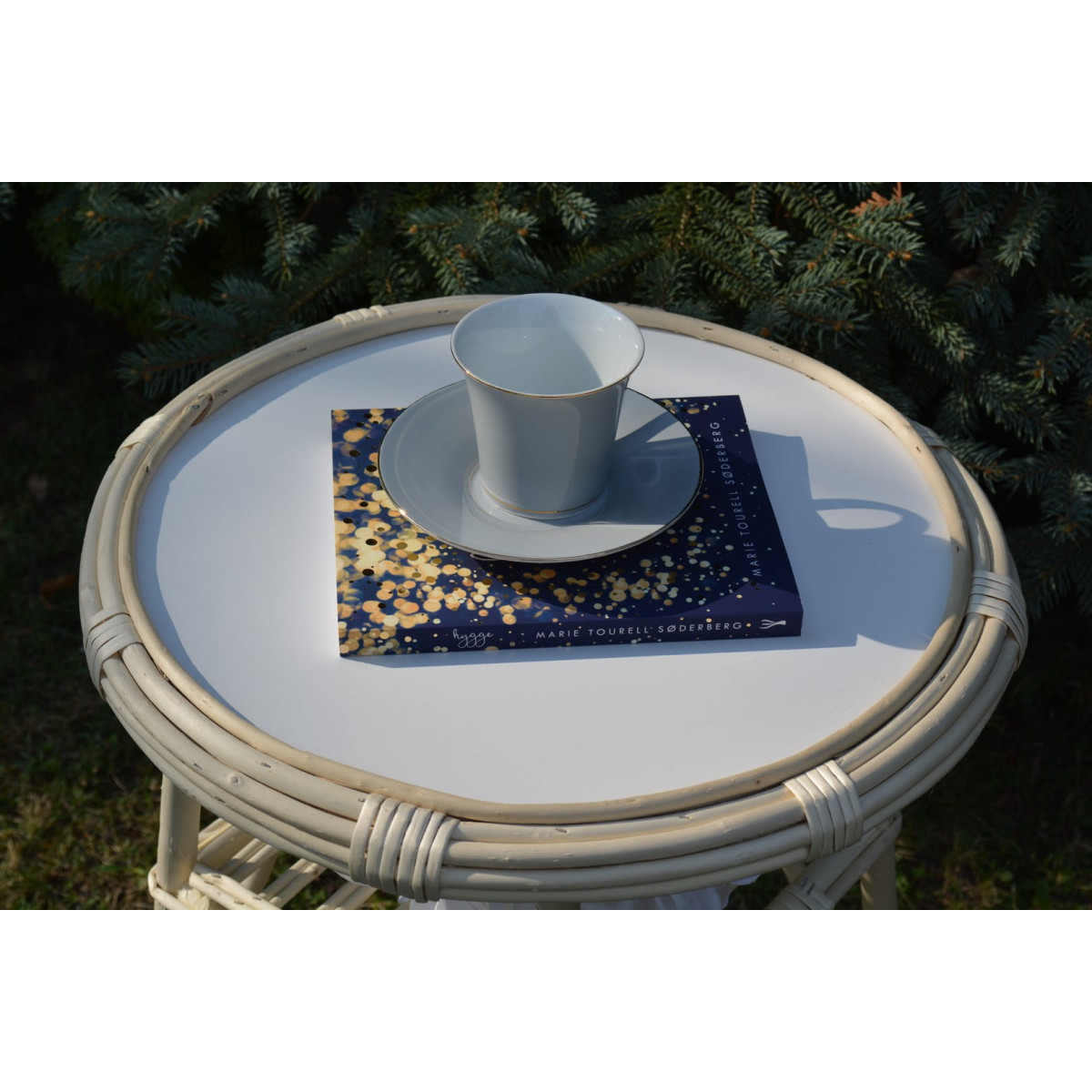 Meseu rotund de cafea de culoare albă