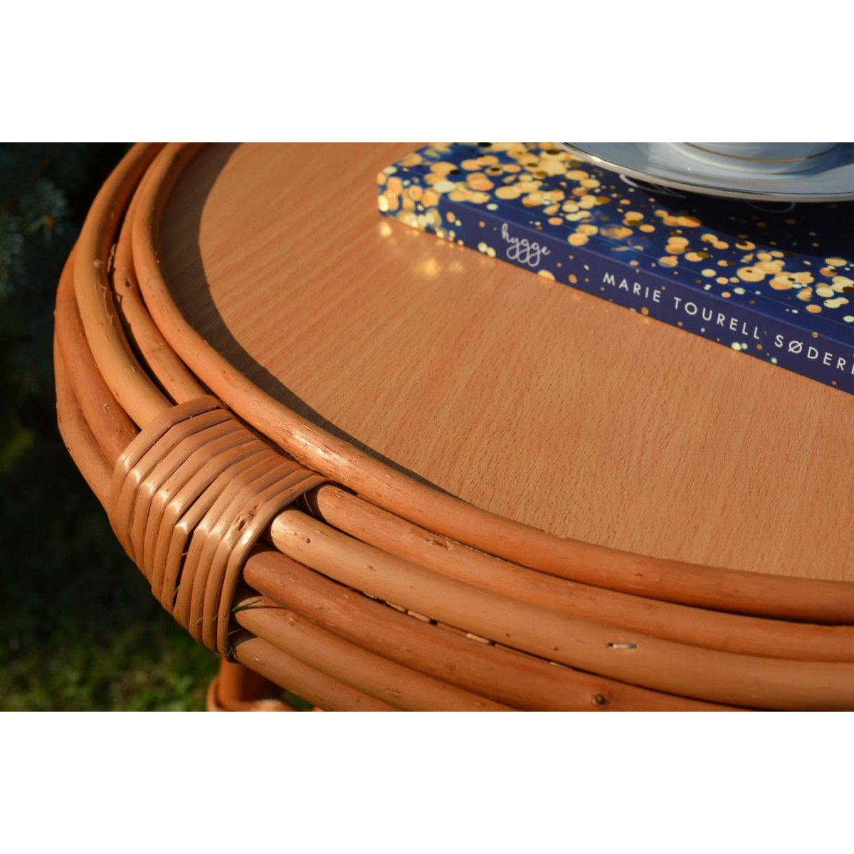 Mesea rotundă din rattan pentru cafea