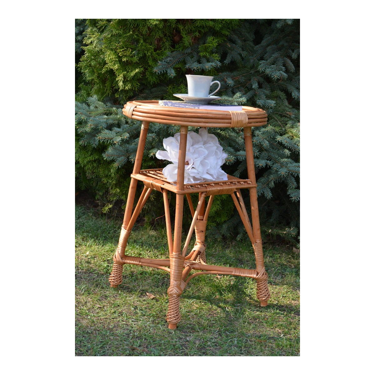 Mesea rotundă din rattan pentru cafea