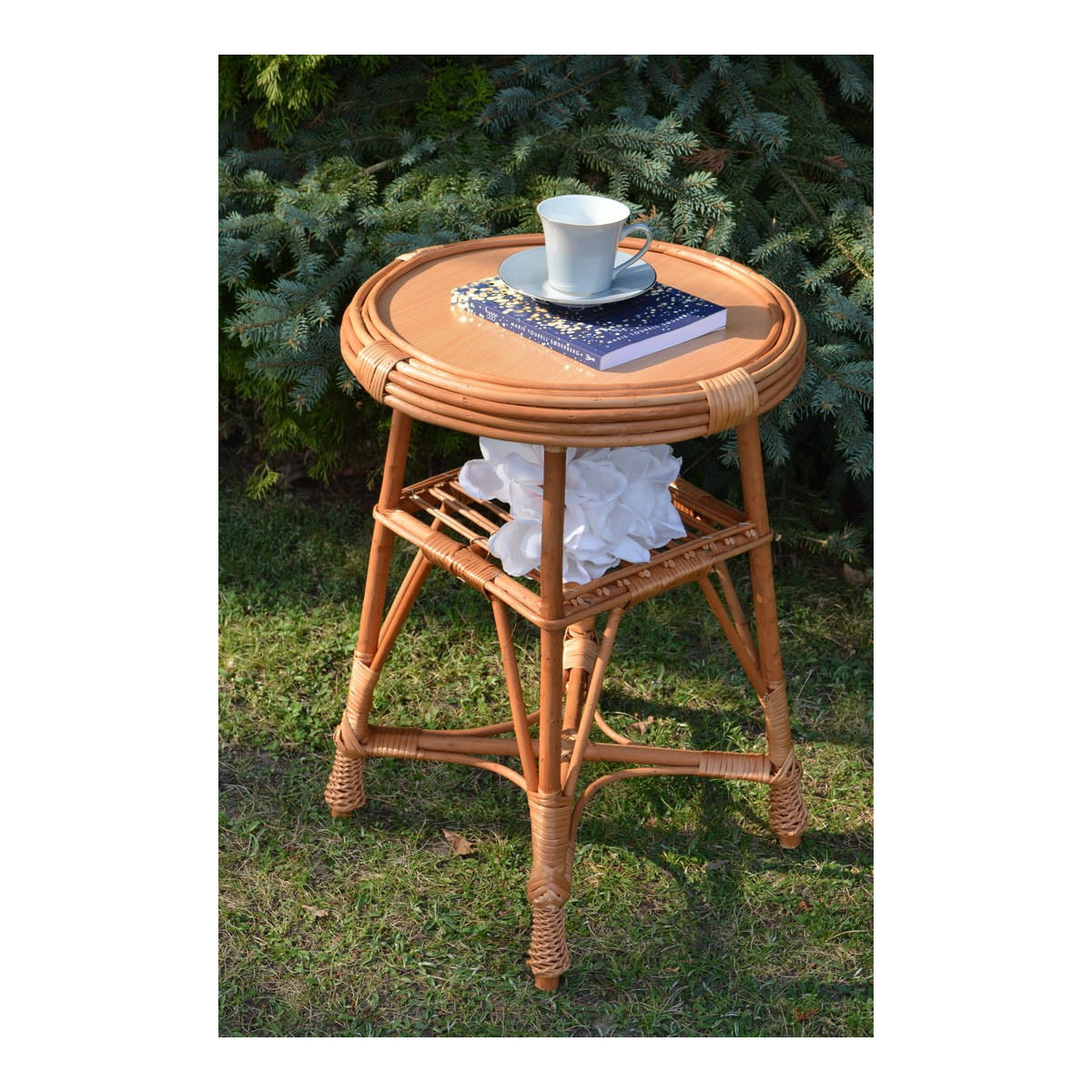 Mesea rotundă din rattan pentru cafea