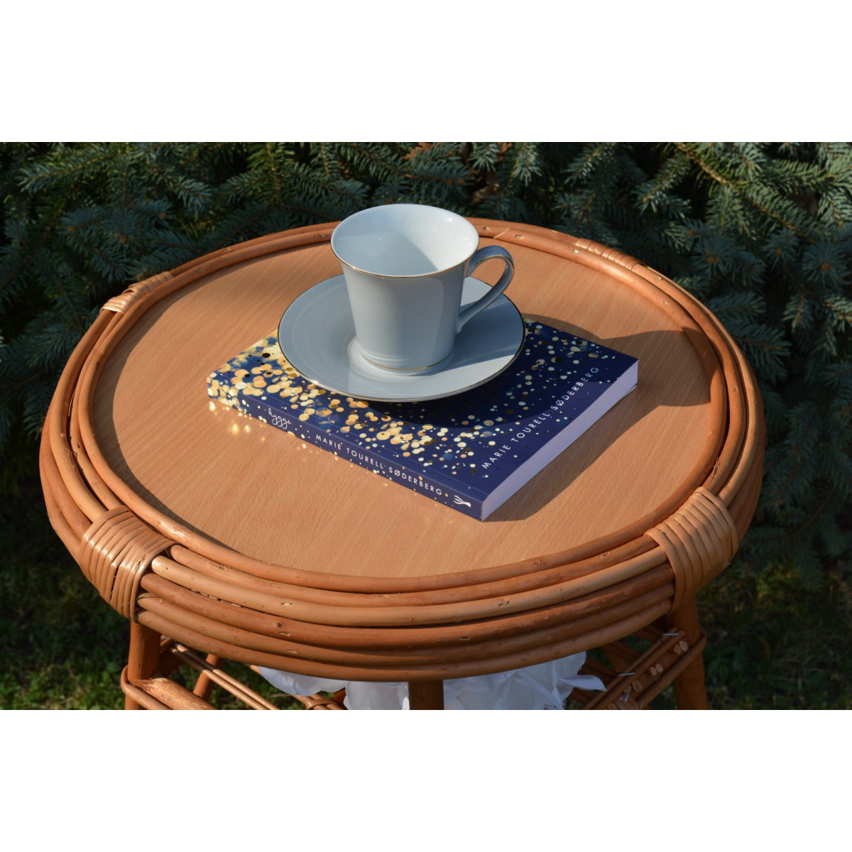 Mesea rotundă din rattan pentru cafea