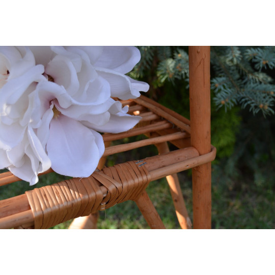 Mesea rotundă din rattan pentru cafea