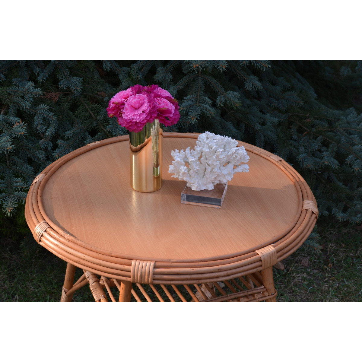 Masa rotundă mare din ratan natural cu blat deschis.