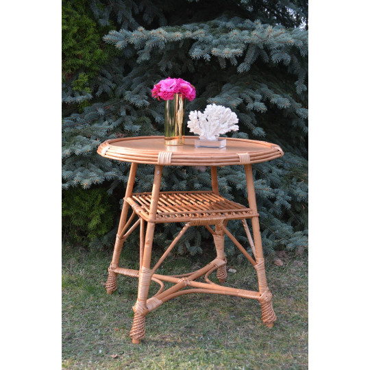 Masa rotundă mare din ratan natural cu blat deschis.