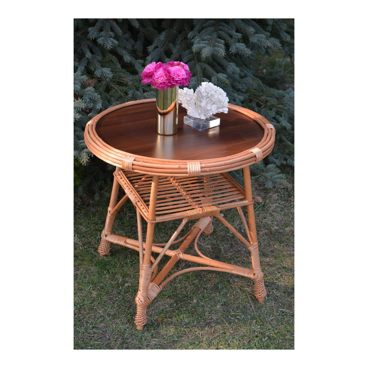 Masă rotundă mare din ratan natural cu blat închis.