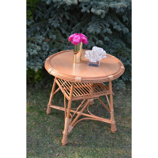 Mese din răchită naturală ovală cu blat deschis.