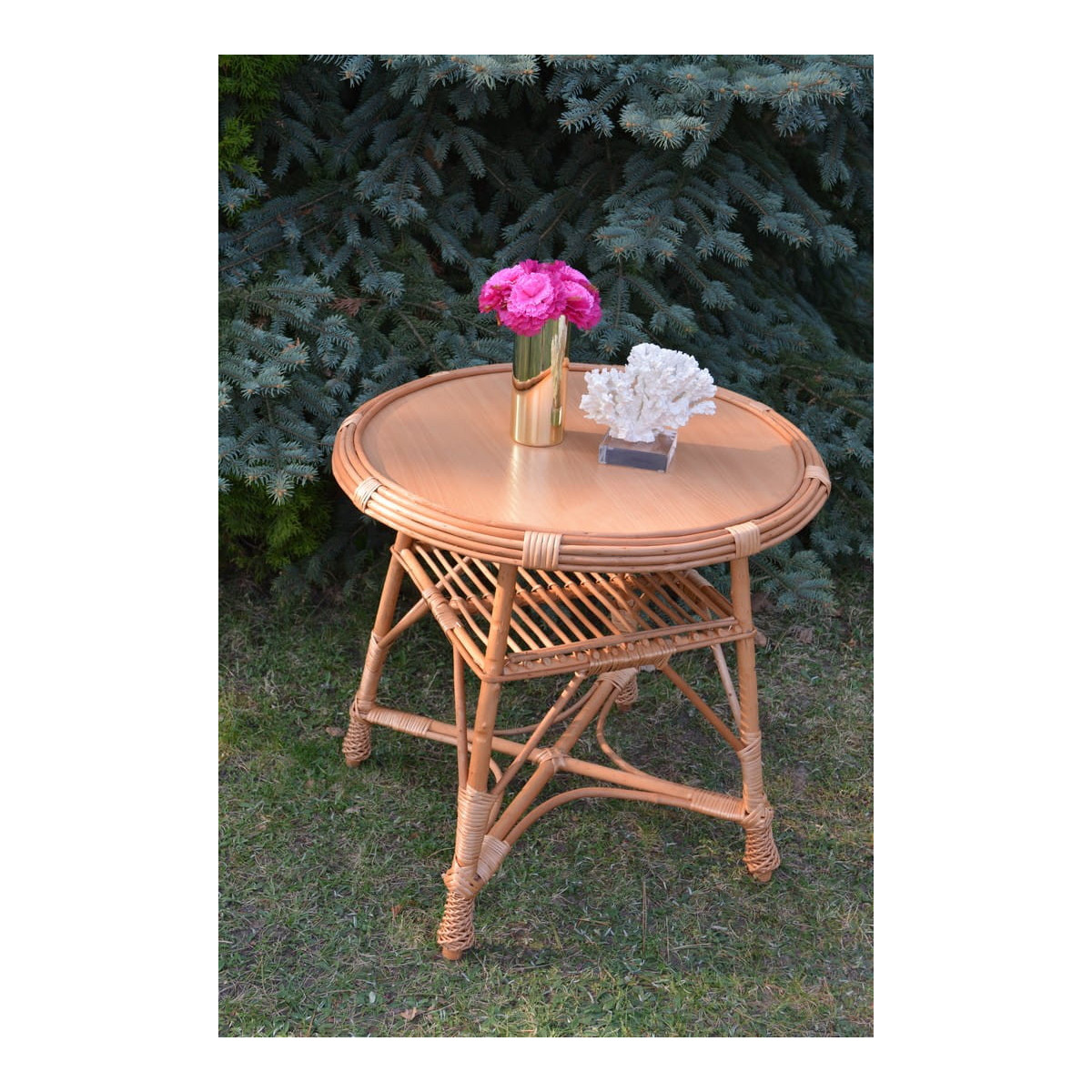 Mese din răchită naturală ovală cu blat deschis.