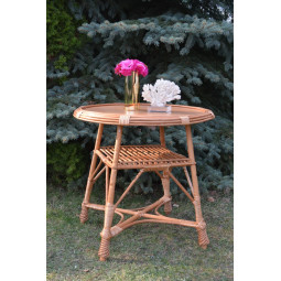 Mese din răchită naturală ovală cu blat deschis.