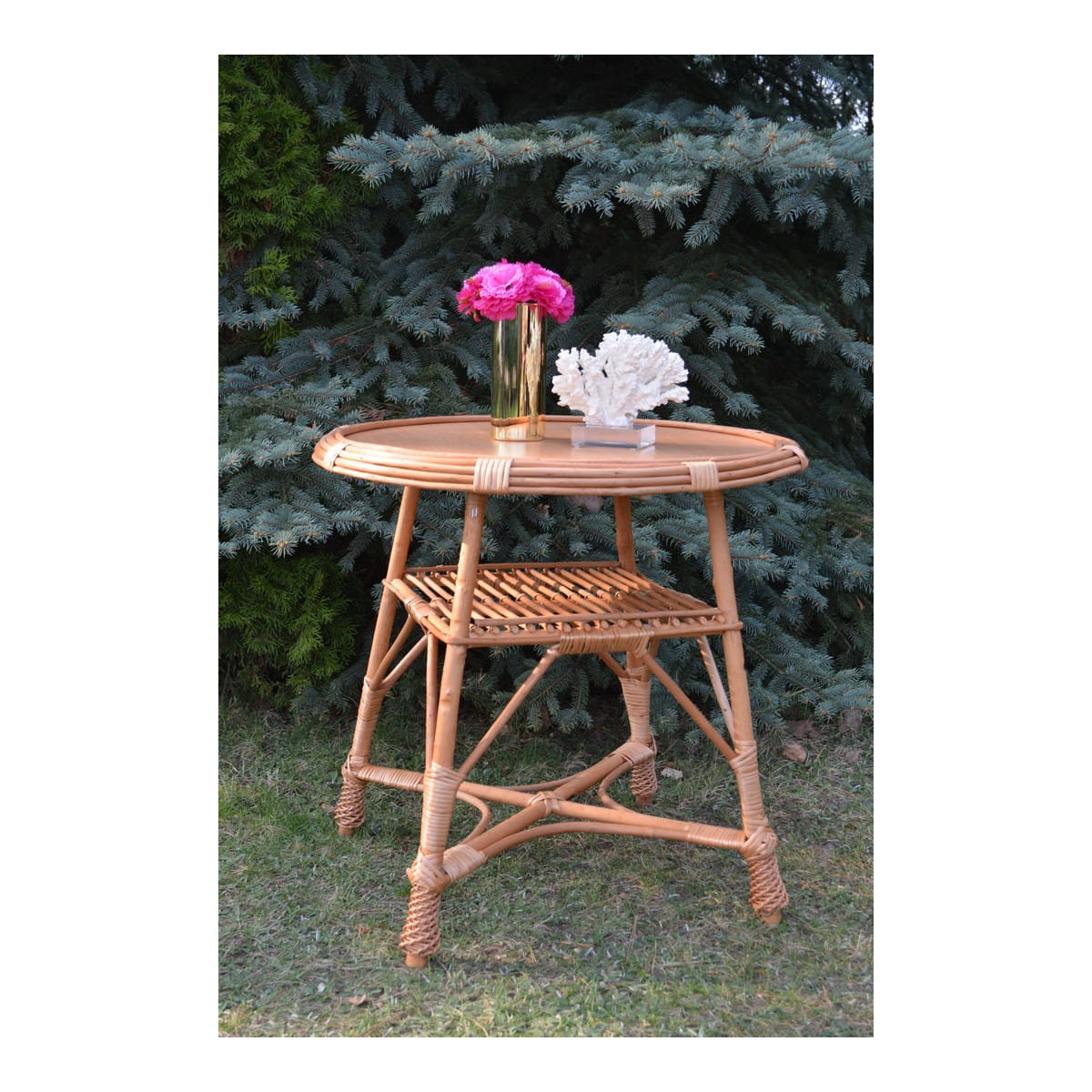 Mese din răchită naturală ovală cu blat deschis.