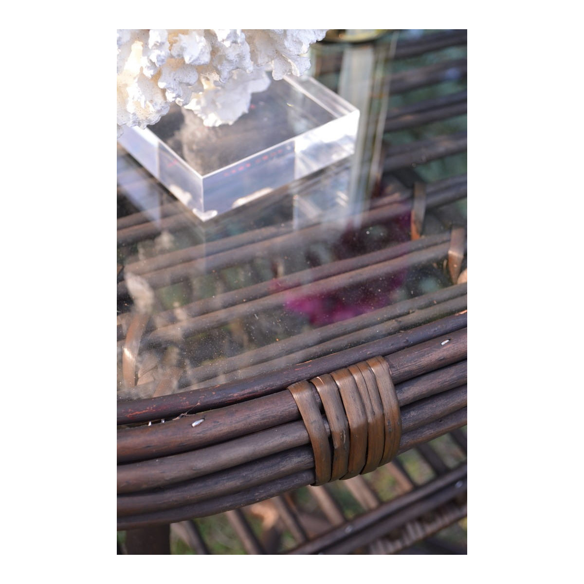 Masa rotundă din ratan cu sticlă - maro