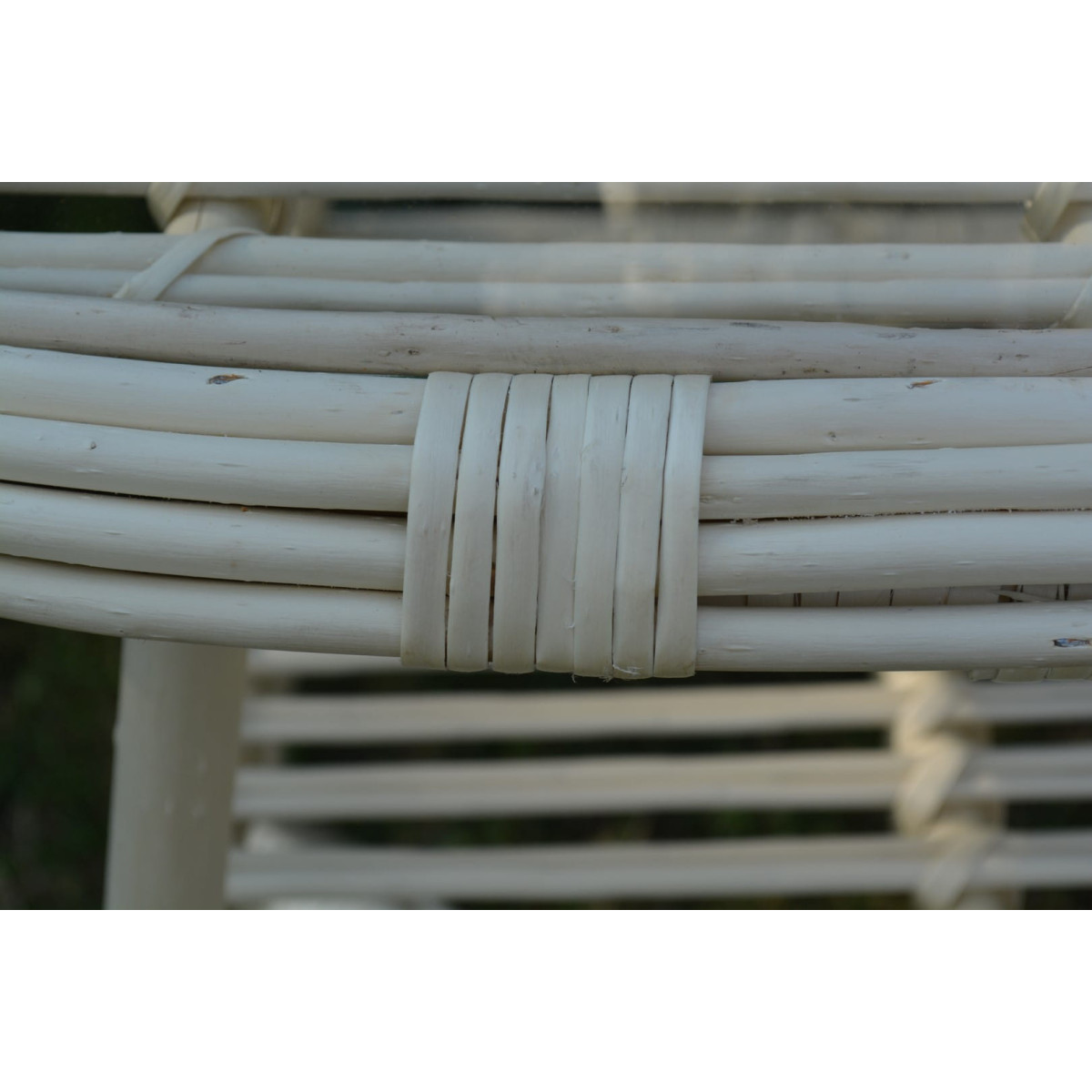 Masă ovală din wicker cu sticlă - albă