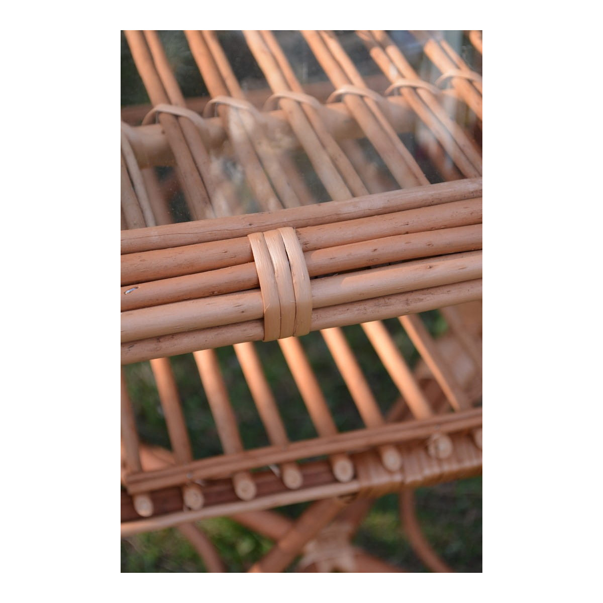 Mesea pătrată din rachita naturală cu sticlă