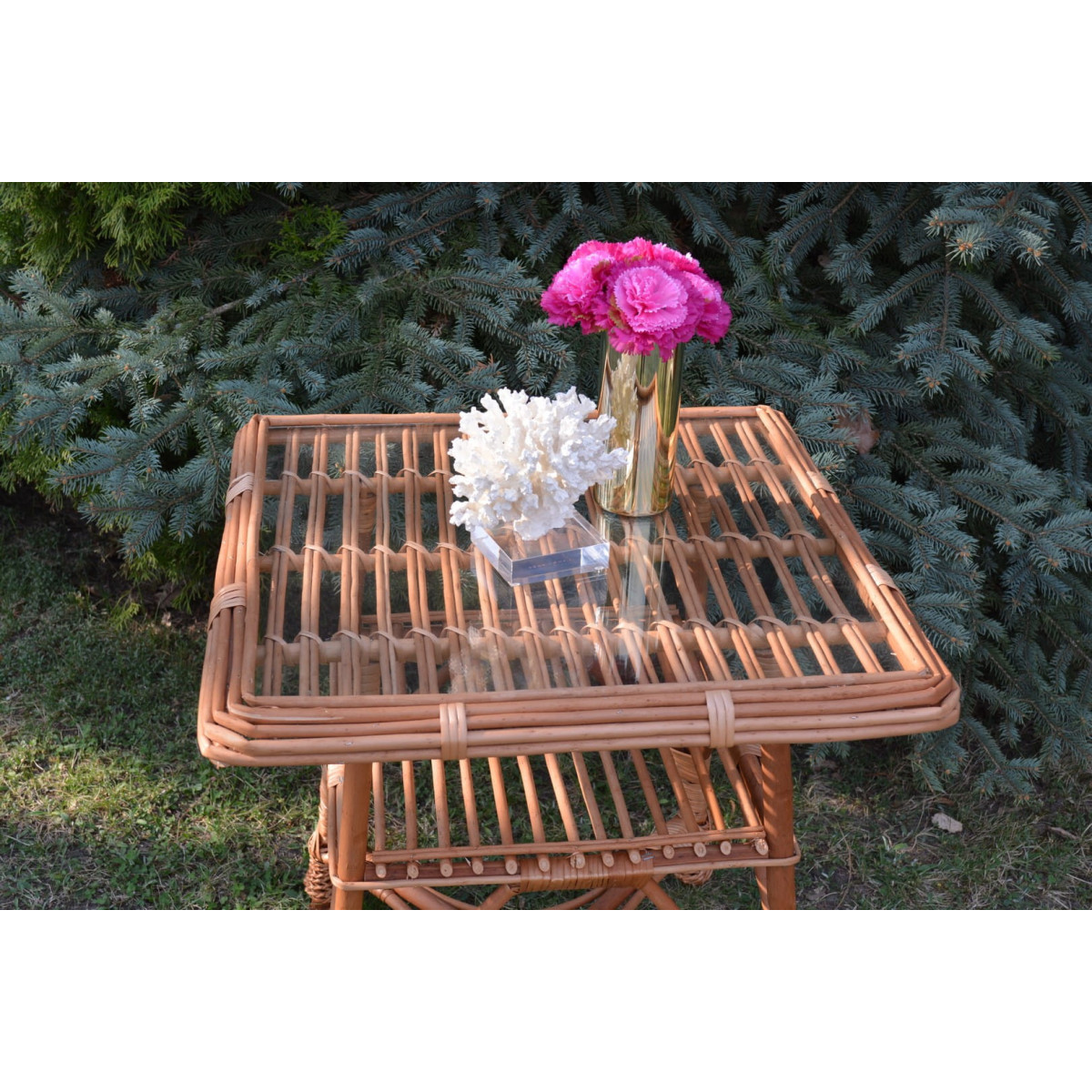 Mesea pătrată din rachita naturală cu sticlă