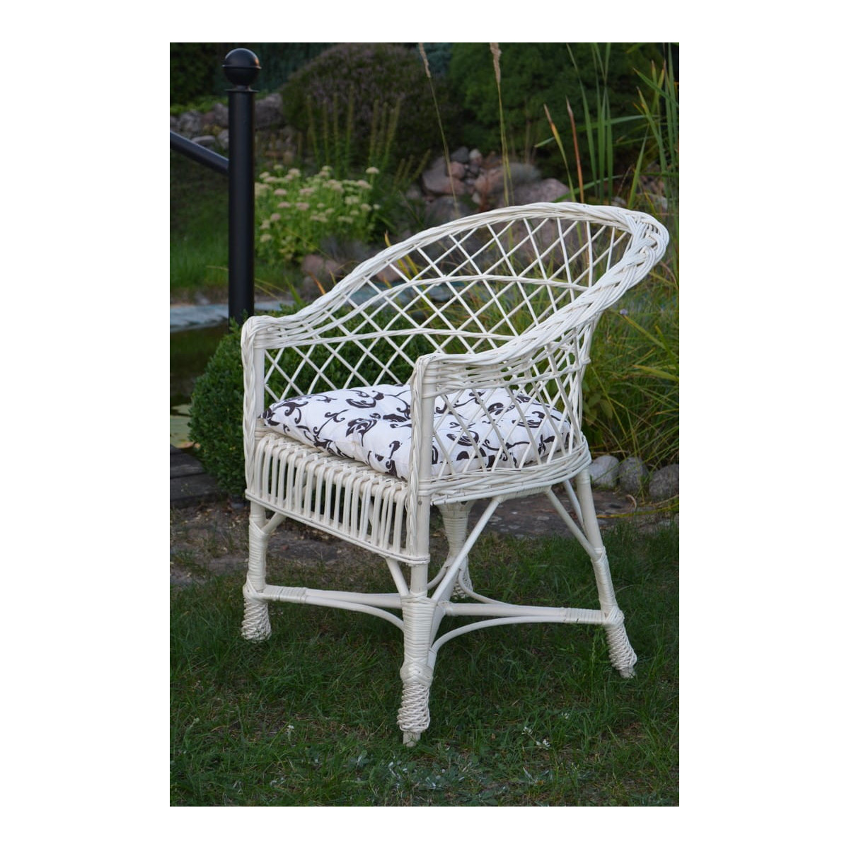 Bancă de grădină albă cu perne albe cu model