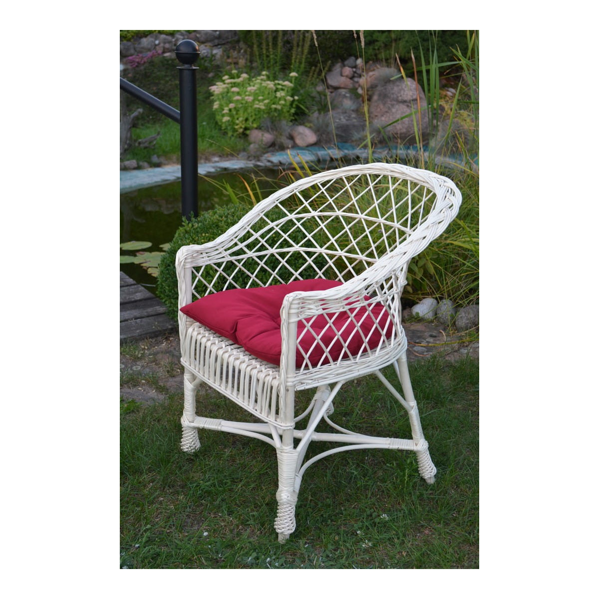 Scaun de grădină alb cu pernă roșie