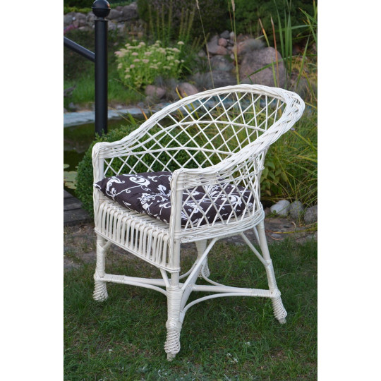 Scaun de grădină de culoare albă, cu pernă maronie cu flori crem.