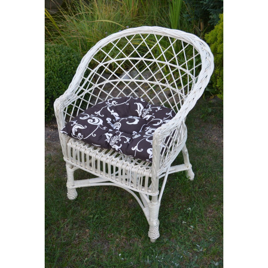 Scaun de grădină de culoare albă, cu pernă maronie cu flori crem.