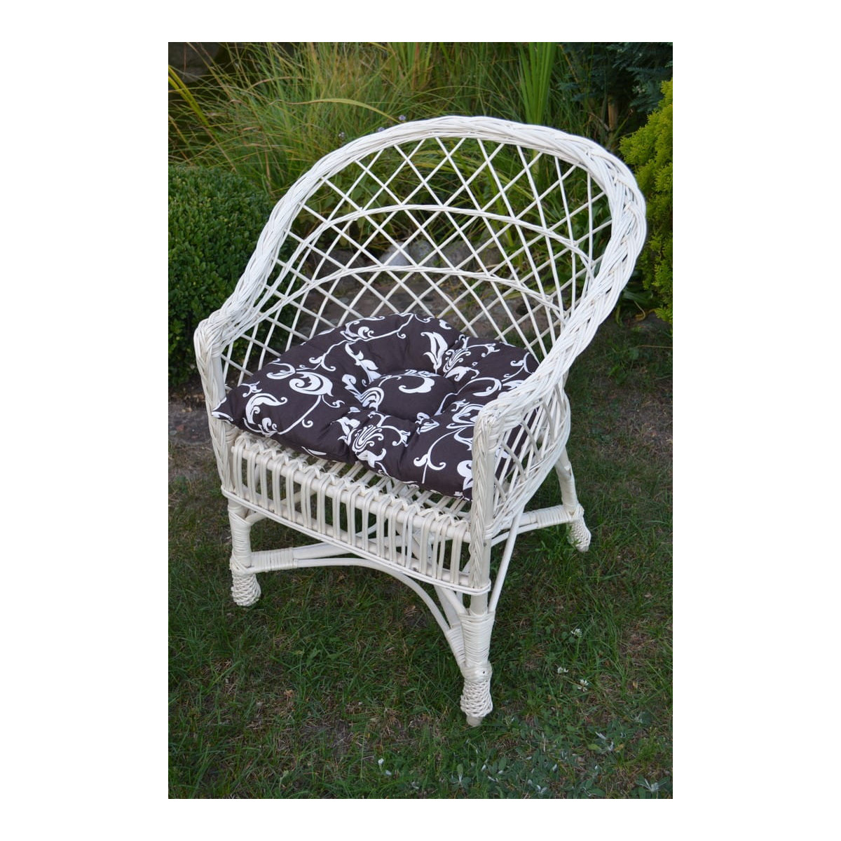 Scaun de grădină de culoare albă, cu pernă maronie cu flori crem.
