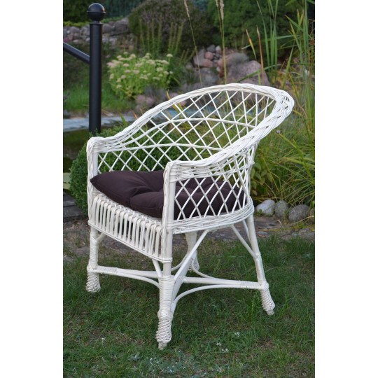 Scaun de grădină de culoare albă cu pernă maro.