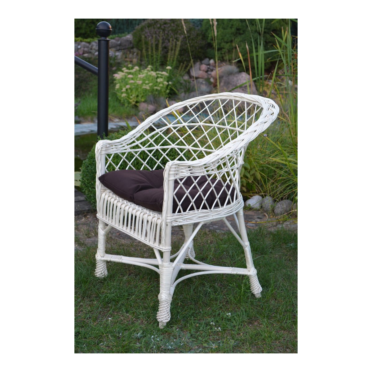 Scaun de grădină de culoare albă cu pernă maro.