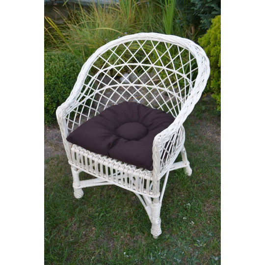 Scaun de grădină de culoare albă cu pernă maro.