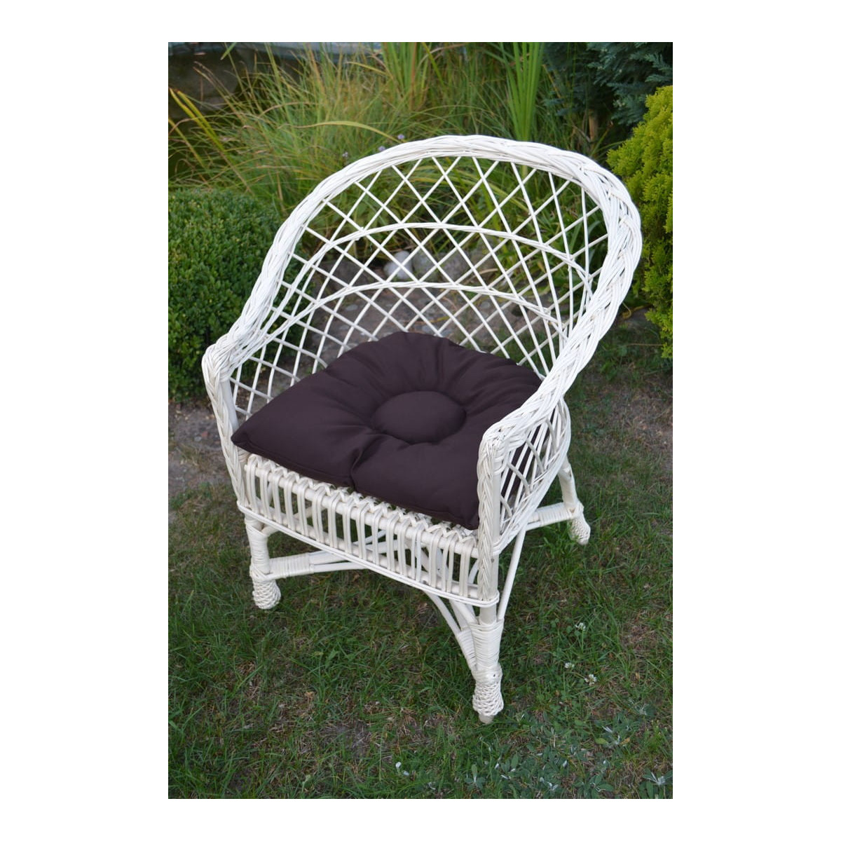 Scaun de grădină de culoare albă cu pernă maro.